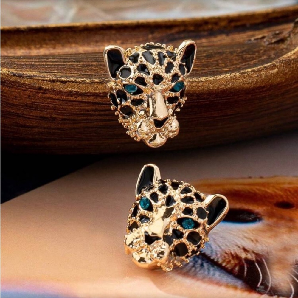 ✨NEW Hypoallergenic Gold Leopard Head Stud Earrings Black Spots and Teal Eyes - Picture 4 of 6